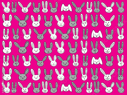 Różowa tapeta w zabawne białe i szare króliki. Głowy królików o śmiesznych minach i długich uszach. Świąteczny wzór, zajączki, Wielkanoc.