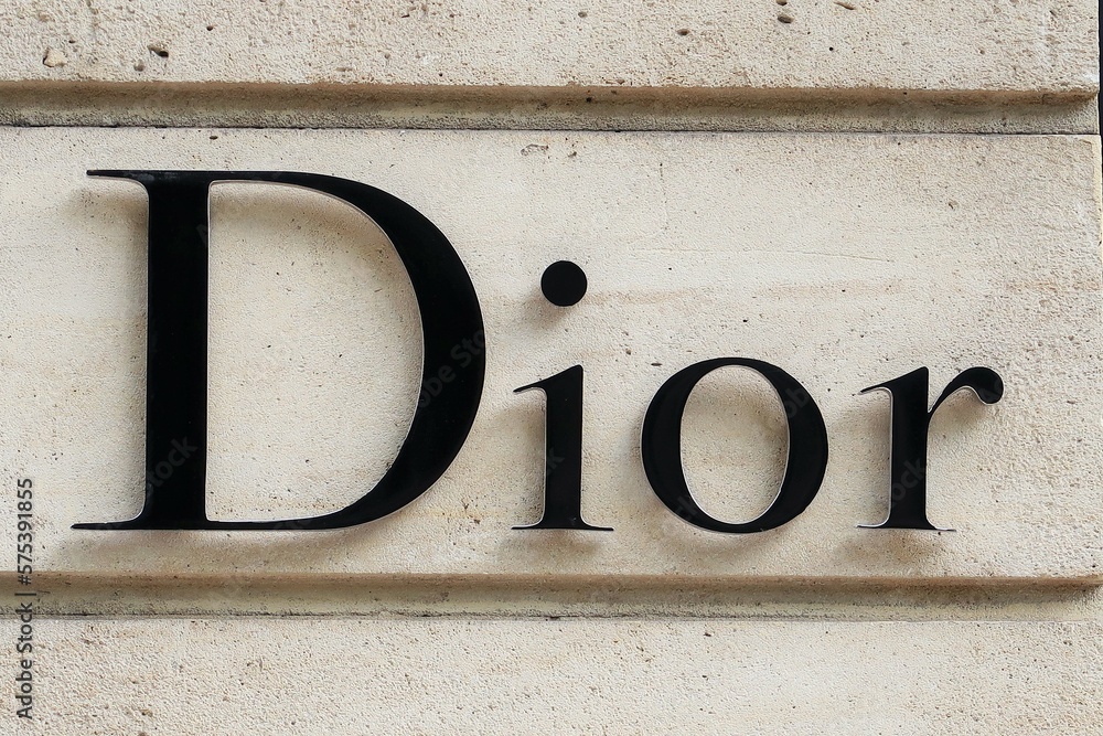 Enseigne / logo de la marque de haute-couture Christian Dior, célèbre  entreprise française de mode et