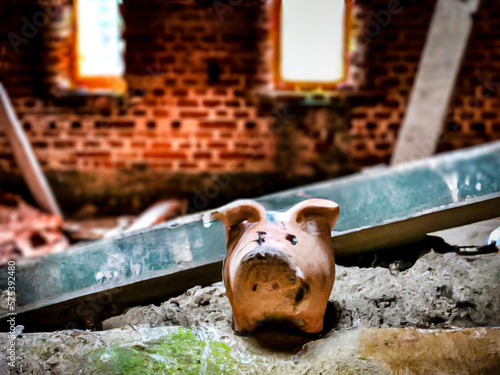 Wallpaper Mural Cochon tirelire dans une maison en ruine Torontodigital.ca