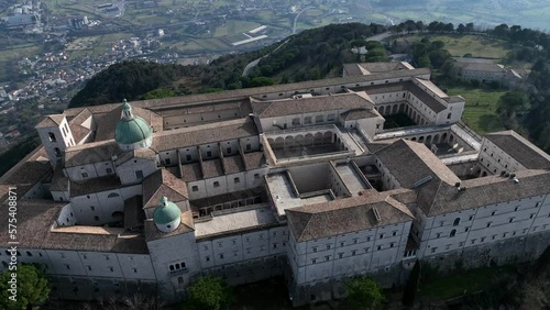 Abbazia di Montecassino, Cassino, Lazio, Italia.
vista panoramica aerea con drone. photo