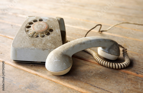 Altes verstaubtes Telefon mit Hörer