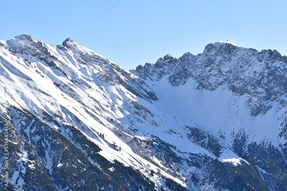 Schneebedeckter Gebirgszug im Kleinwalsertal, Tirol, Österreich