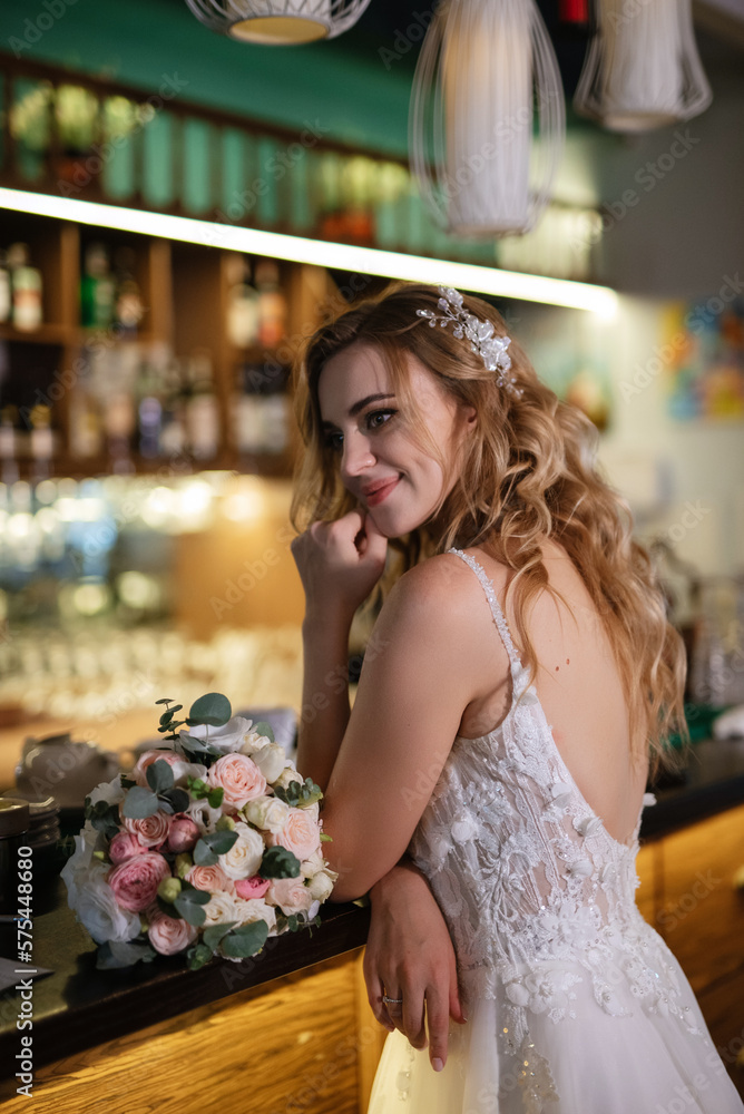 Naklejka premium blonde bride in a bar near with a wedding bouquet