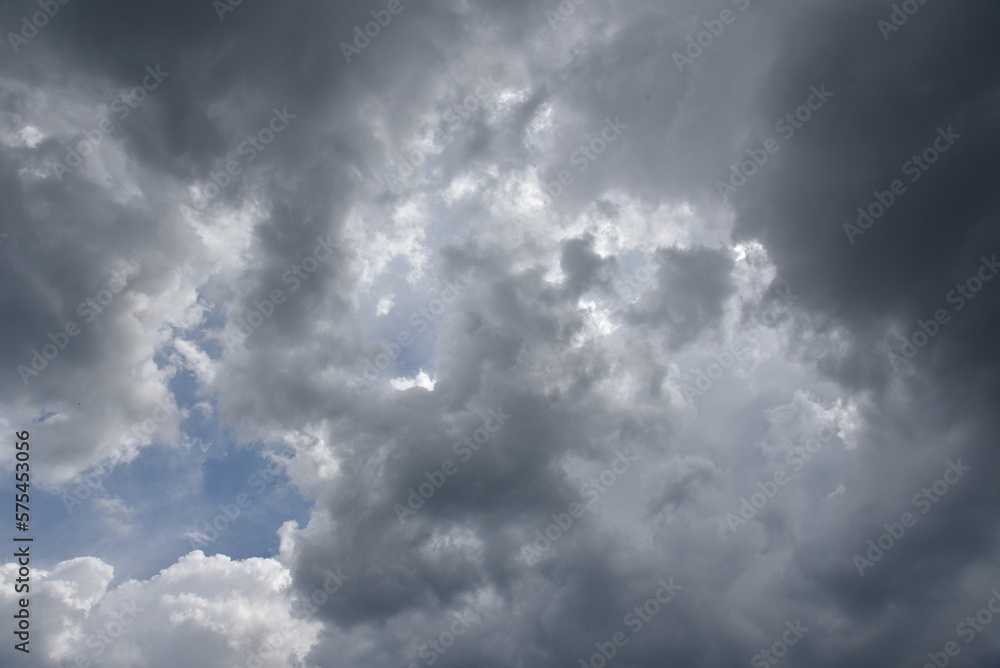 Obraz premium Wolkenbilder an einem windigen Tag, hin und wieder blitzt die Sonne durch