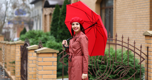 Stylish young woman with re...