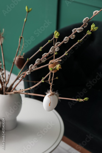 Easter holiday decoration w...
