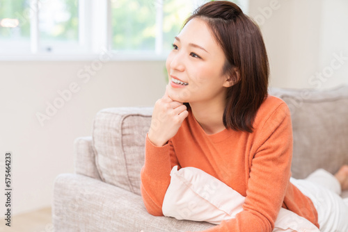 Free Download 部屋でリラックスする若い女性 - GFXLoad