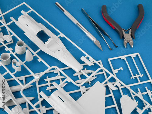Parts and subassemblies of model aircraft and tools for their joining. The assembly of a plastic model airplane