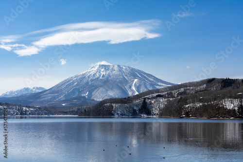 冬晴れの野尻湖から見える黒姫山