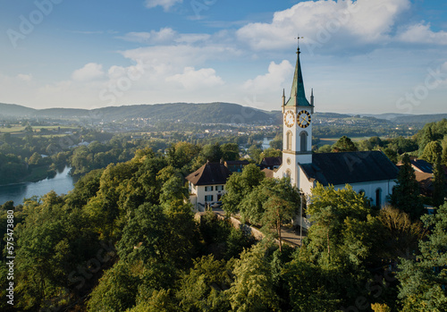 Die Kirche und Pfarrhaus der Gemeinde Rein trohngt über dem Wasserschloss von Aare und Reuss.