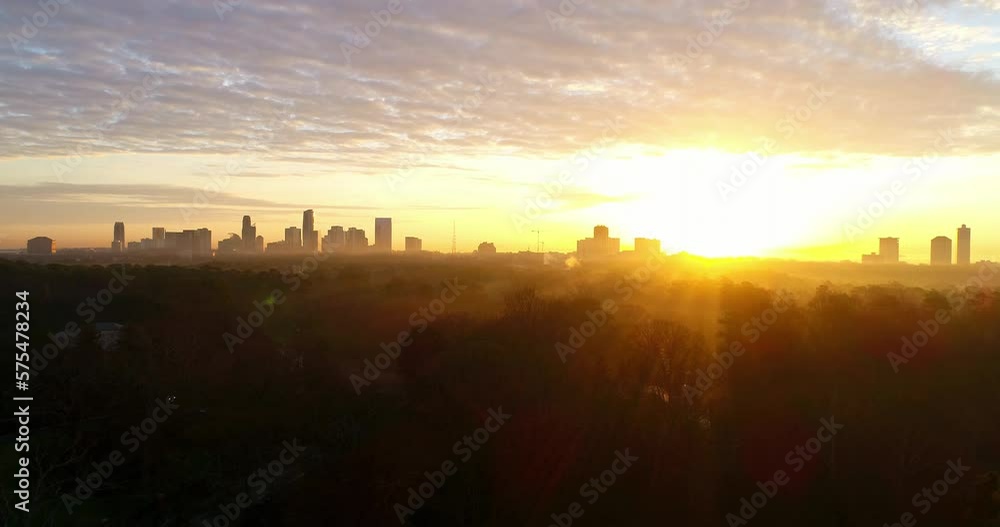 Aerial Forward Shot Of Skyscrapers Under Cloudy Sky In City During Sunset - Atlanta, Georgia Aerial Forward Shot Of Skyscrapers Under Cloudy Sky In City During Sunset - Atlanta, Georgia