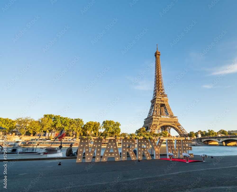 Fototapeta premium Marriage proposal with the inscription marry me in front of the Eiffel Tower in Paris, France