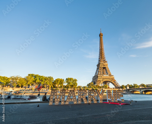 Marriage proposal with the inscription marry me in front of the Eiffel Tower in Paris, France © Pawel Pajor