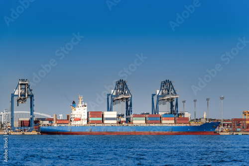 東京湾のコンテナ貨物船とガントリークレーン photo