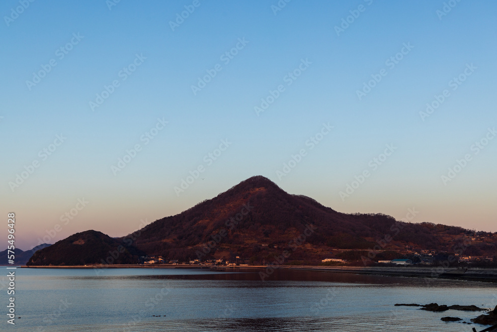 日本の岡山県浅口市寄島町の美しい日の出
