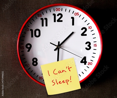 Fotografi Clock on wallpaper point to after midnight with handwritten note I CAN'T SLEEP,