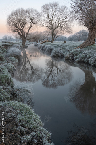 Stunning Winter sunrise lan...