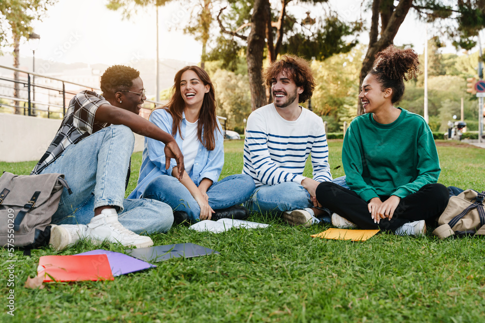 Obraz premium University student friends sitting on the grass, talking in the college campus - African American youth