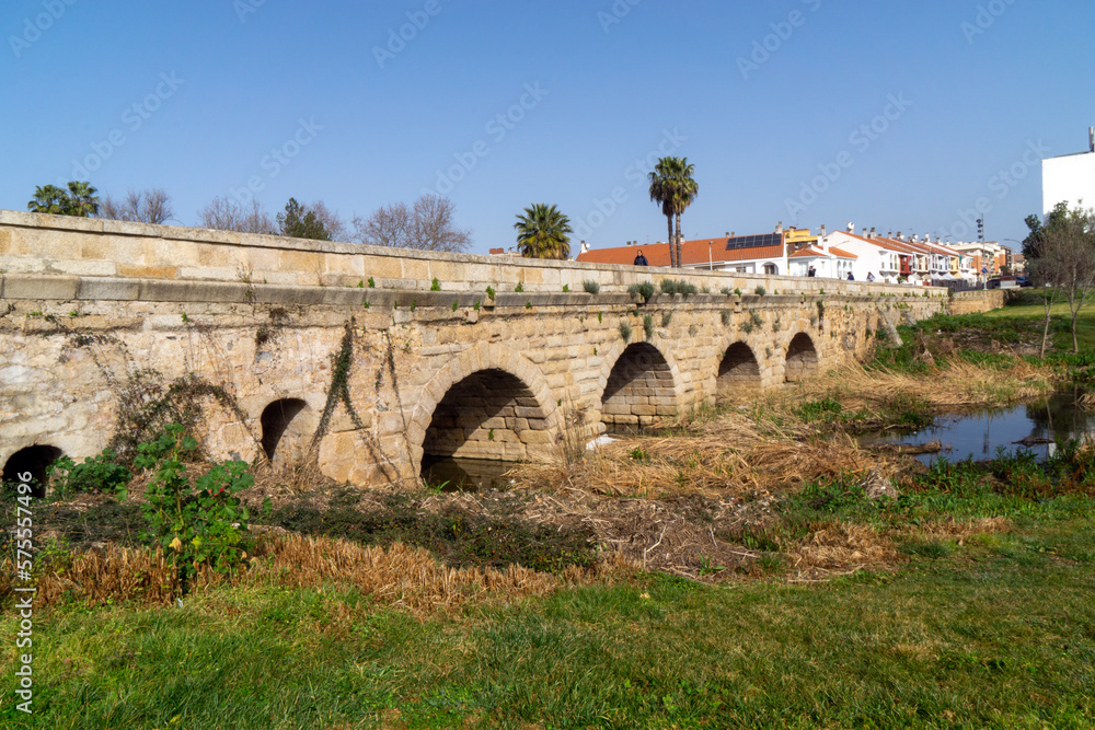 Puente romano sobre el río Albarregas. Es una obra de ingeniería civil construida por el Imperio Romano a finales del siglo I a.C. Badajoz, Extremadura, España