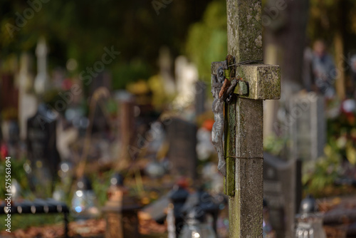 CEMETERY - Tombstones at burial site of the dead © Wojciech Wrzesień