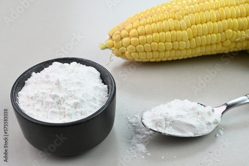 Fotografía Closeup view of cornstarch in a bowl.