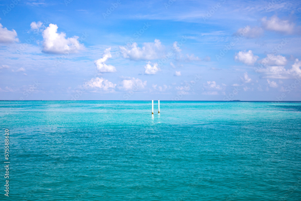 Obraz premium background of turquoise sea and blue sky