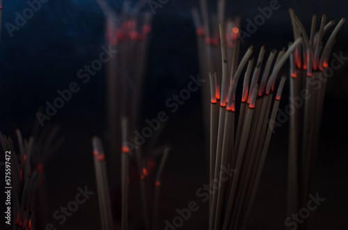 Encens en train de brûler dans un temple en asie photo