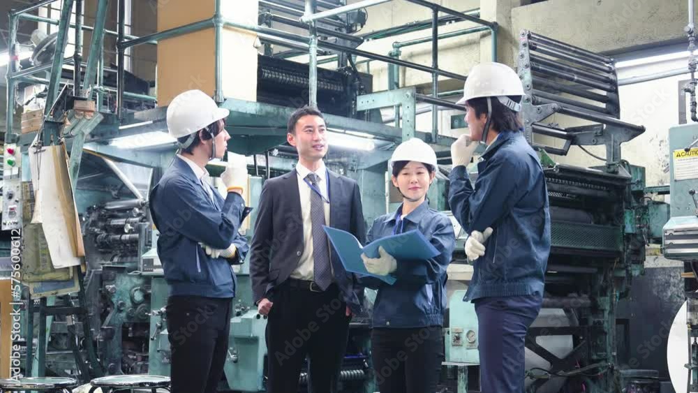工場で働く技術者 工場で働く技術者