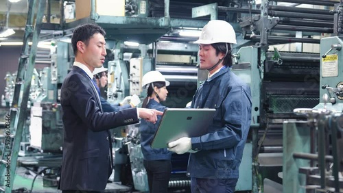 工場で働く技術者