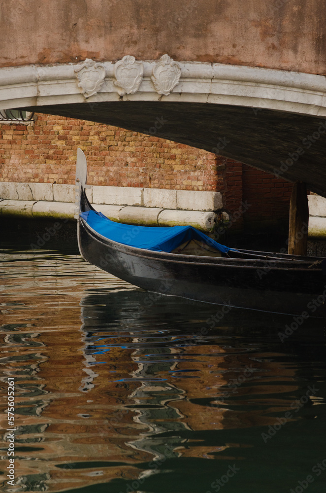 barque gondole sur un canal à Venise dans un jeu de lumière
