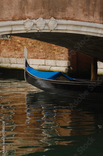 barque gondole sur un canal à Venise dans un jeu de lumière