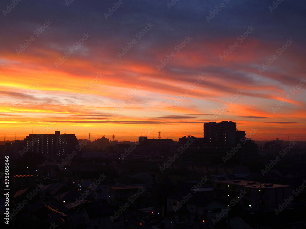 Fototapeta premium 秋の首都圏の街の夕焼け空風景