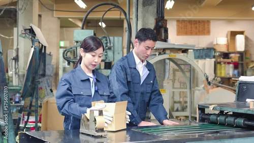物流センターで配送業務をする作業員