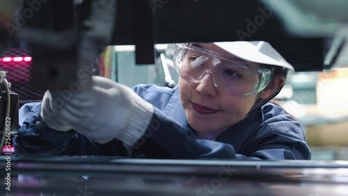 重機を修理する女性技術者