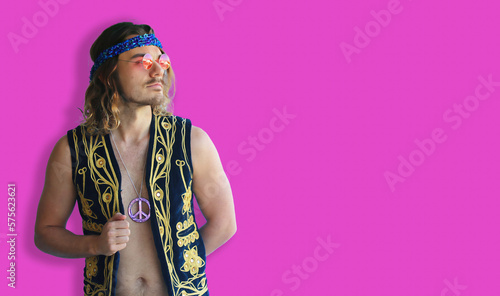 Obraz na płótnie Hippy hippie guy on pink background created using Generative AI w salonie