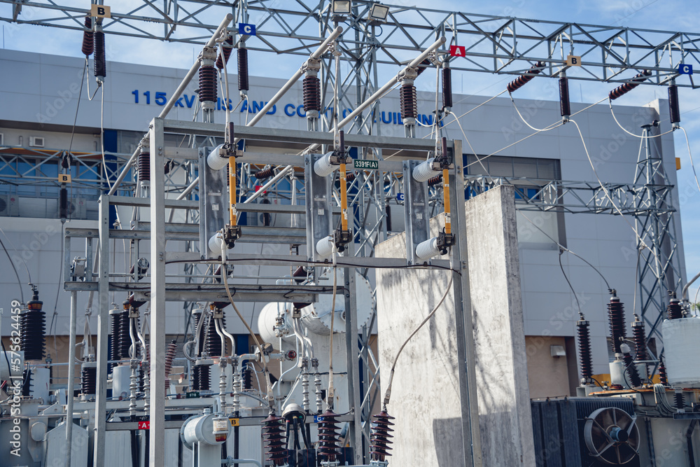 High voltage electric power plant current distribution substation