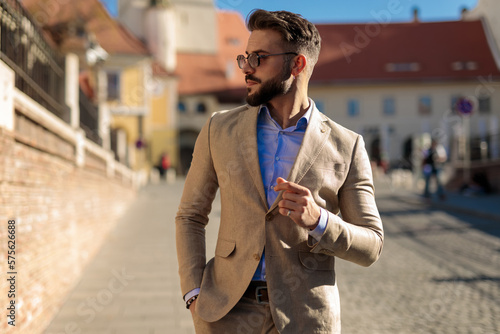 Obraz na płótnie sexy bearded man with sunglasses looking to side and posing