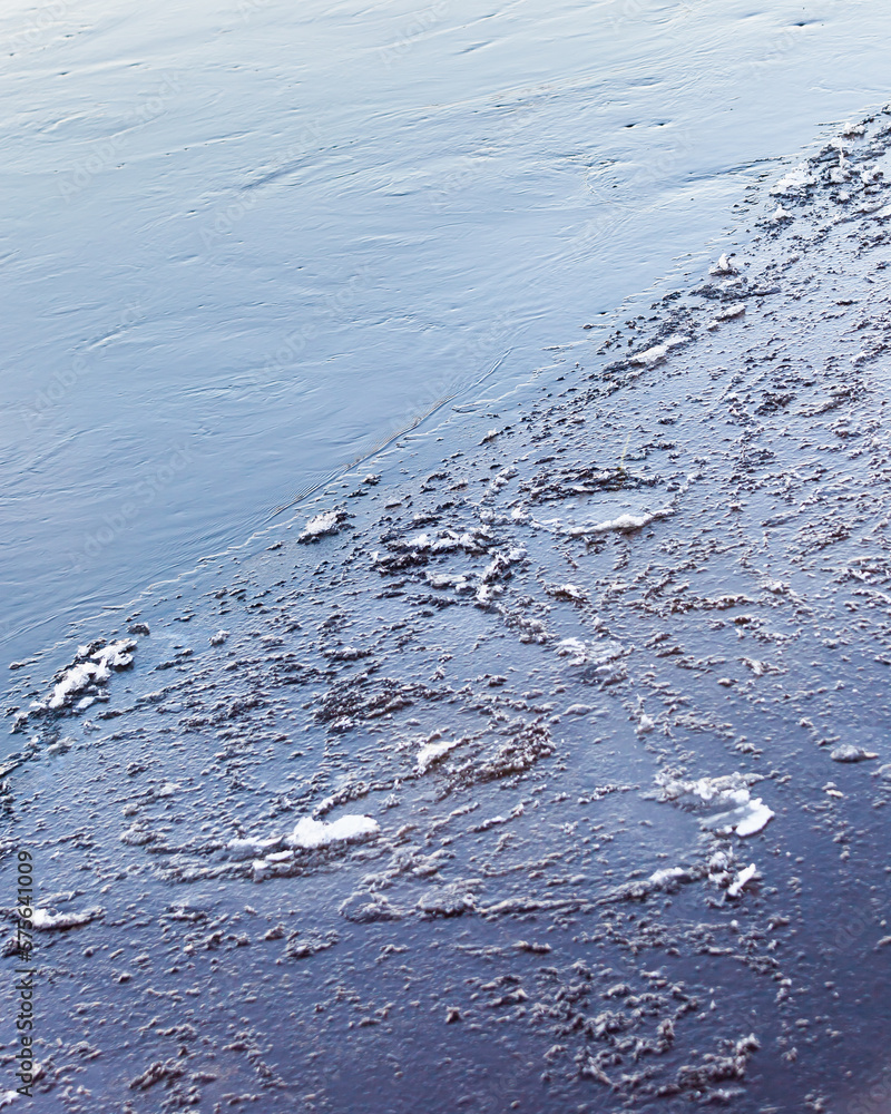 Obraz premium Thin ice on the river in the sunlight. Texture.