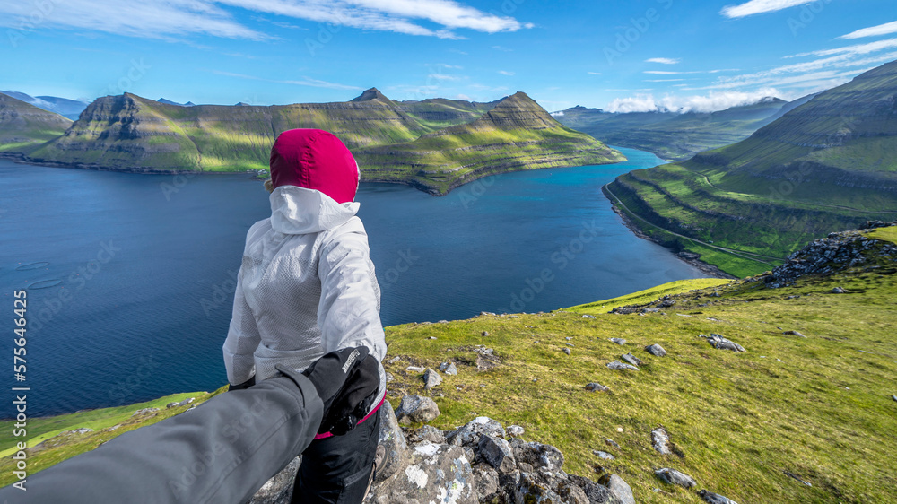 Der Berg Hvíthamar bietet ein grandioses Panorama über den Funningsfjørður (Funningsfjord)