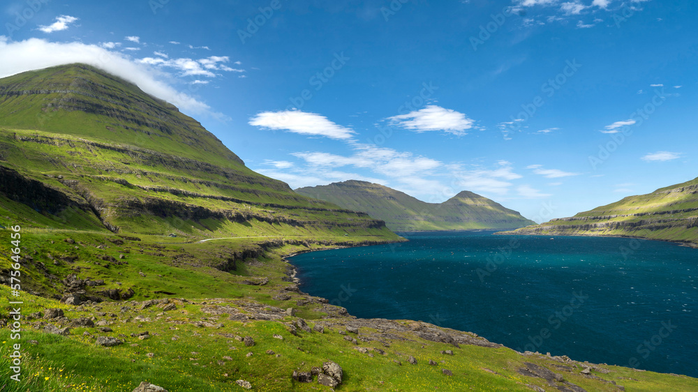 Der Berg Hvíthamar bietet ein grandioses Panorama über den Funningsfjørður (Funningsfjord)
