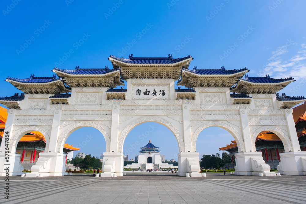 Fototapeta premium 台湾 台北市 中正紀念堂、自由広場門