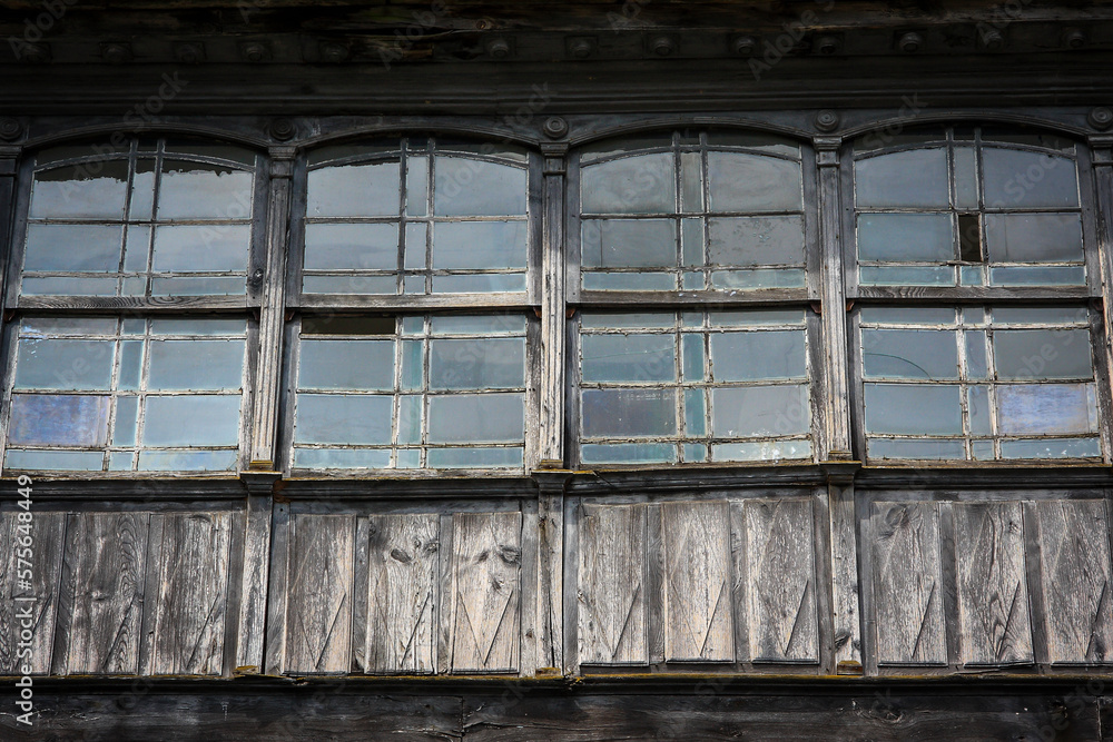 ventanal de casa rustica con fachada de madera Camino de Santiago