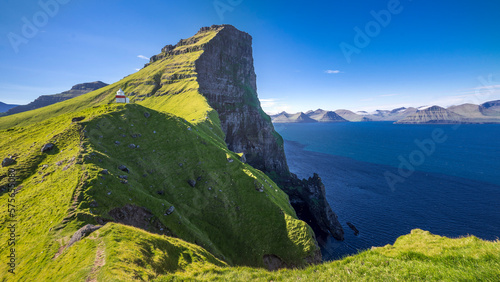 Der Lechtturm Kallur auf der Färör Insel Kalsoy steht einsam auf einer Landzuge über dem Meer und ist ein lohnenswertes Ziel für Wanderer. Das Panorama  von den steilen Klippen ist beeindruckend.