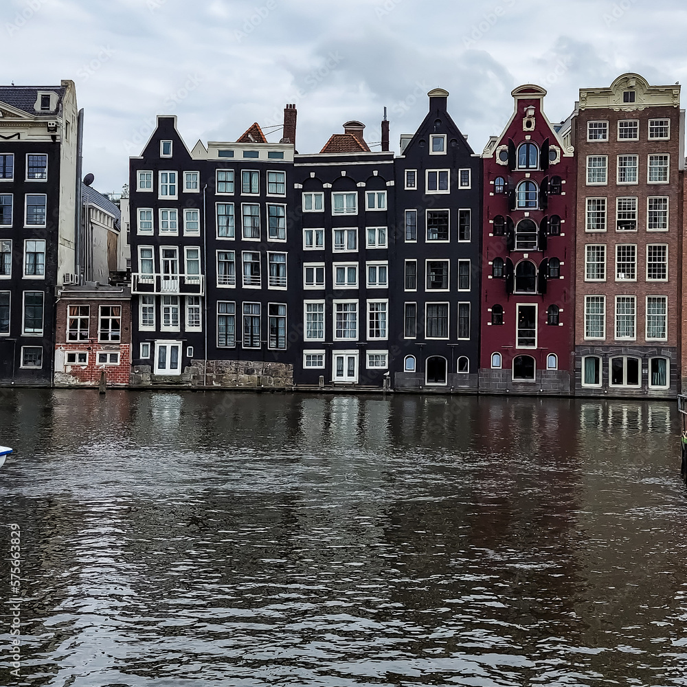 Amsterdam, le case storte