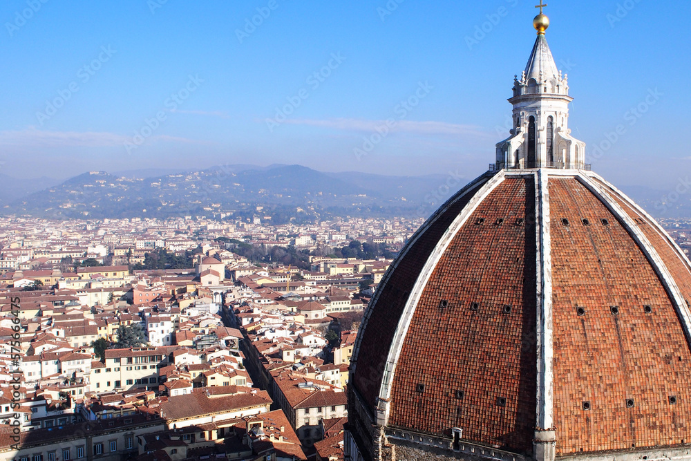 Duomo di Firenze overlooking the town
