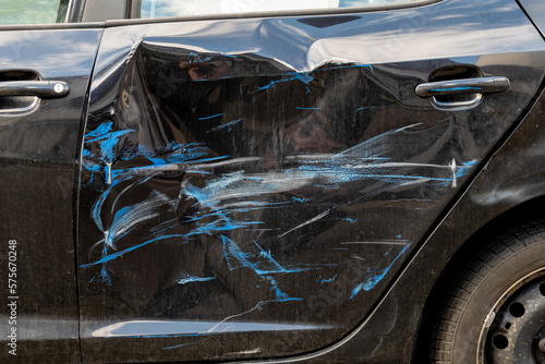 Картината върху платно accidental damage to the door of a car