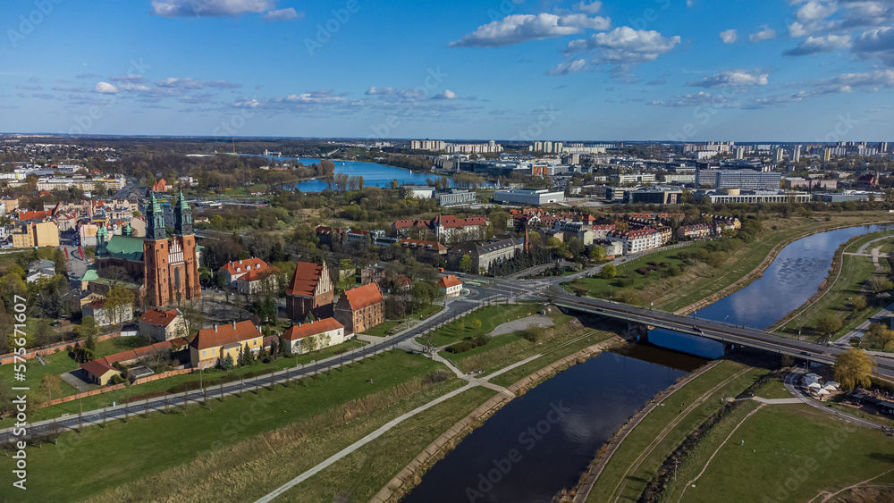 Panoramiczny widok na rzekę Wartę i Poznań. 