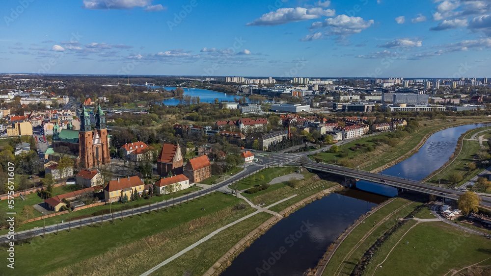 Fototapeta premium Panoramiczny widok na rzekę Wartę i Poznań.