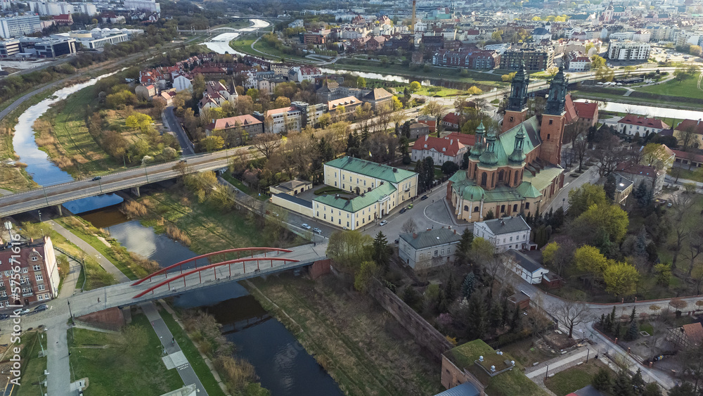 Widok na Most Jordana i Ostrów Tumski w Poznaniu. 