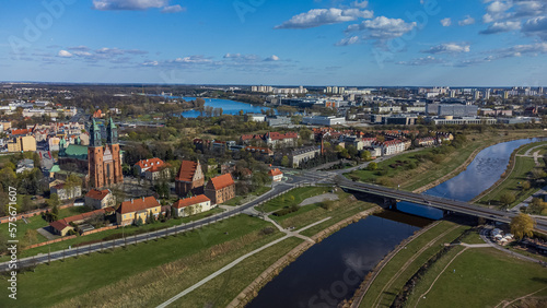 Panoramiczny widok na rzekę Wartę i Poznań. 